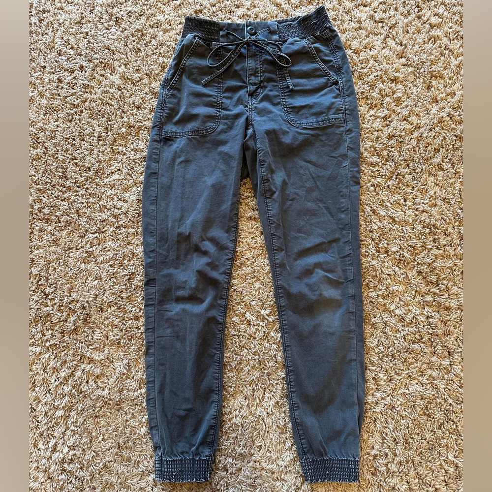 American Eagle grey jogger pant. Women’s 4.